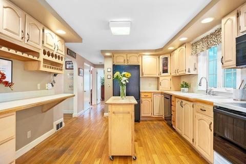 3 Lewis St, Reading, MA 01867 photo 9