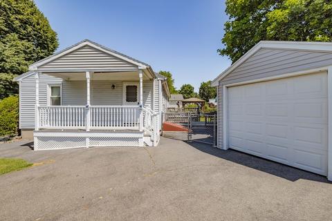 65 Leatherleaf Dr, Springfield, MA 01109 photo 3