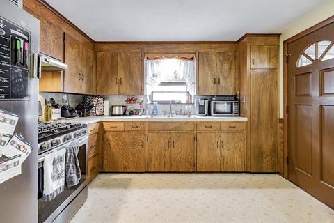 28 Davis St, Springfield, MA 01104 photo 8