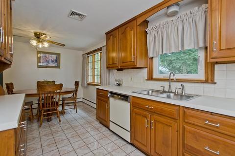 8 Donlyn Dr, Chicopee, MA 01013 photo 3