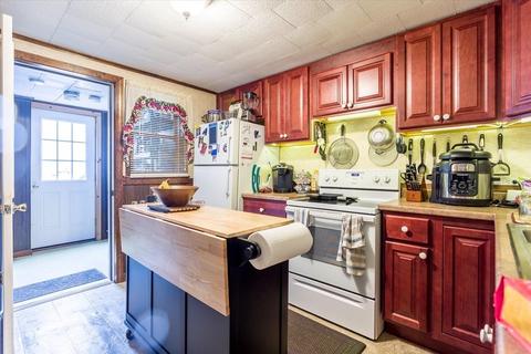 9 Pleasant St, Ware, MA 01082 photo 4