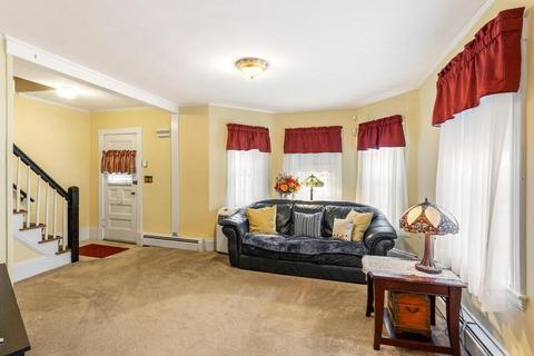 34 Epping St, Lowell, MA 01852 photo 4