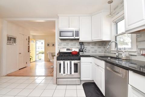 17 Waldorf St, Springfield, MA 01109 photo 6