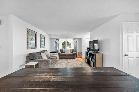 77 Jerilis Dr, Springfield, MA 01119 photo 4
