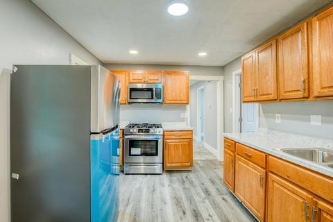 56 James St, Springfield, MA 01105 photo 4