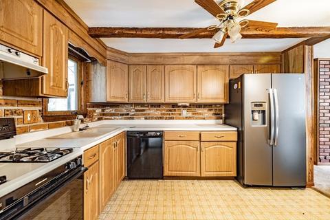 84 Entrybrook Dr, Springfield, MA 01108 photo 2