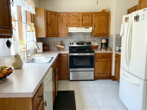 15 Meredith St, Springfield, MA 01108 photo 2