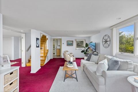 39 Ticehurst Ln, Marblehead, MA 01945 photo 2