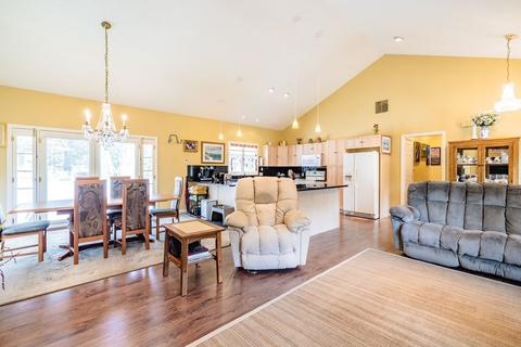 38 Smith St, Chicopee, MA 01020 photo 10