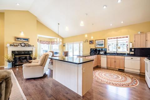 38 Smith St, Chicopee, MA 01020 photo 4