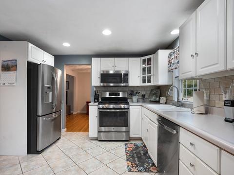 32 Trinity Cir, Attleboro, MA 02703 photo 2