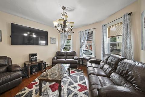 8 Pelham St, Worcester, MA 01609 photo 3