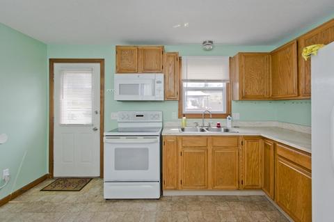 1213 Grattan St, Chicopee, MA 01013 photo 8