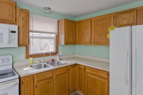 1213 Grattan St, Chicopee, MA 01013 photo 9