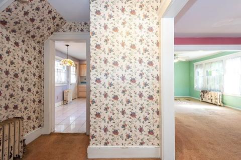49 Wallis St, Beverly, MA 01915 photo 5