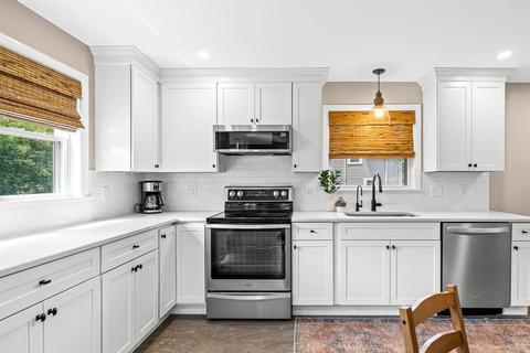 93 Vine St, Reading, MA 01867 photo 6