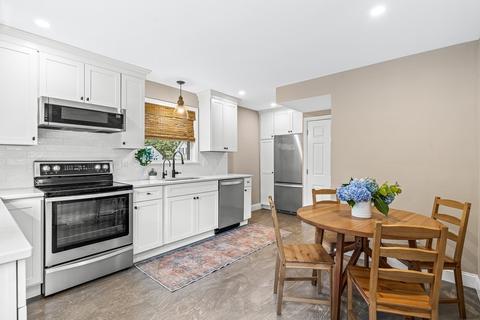 93 Vine St, Reading, MA 01867 photo 5
