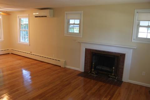 97 Brewster St, Springfield, MA 01119 photo 2