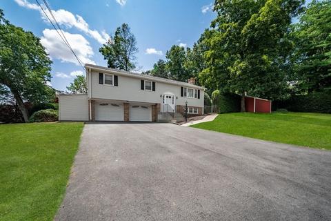8 Pinewood Dr, Webster, MA 01570 photo 2