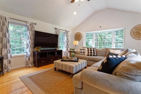 9 Spring St, Pelham, NH 03076 photo 4