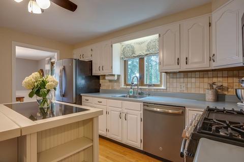 8 Exeter Dr, Woburn, MA 01801 photo 6