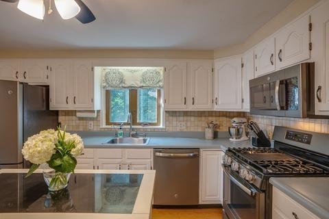 8 Exeter Dr, Woburn, MA 01801 photo 3