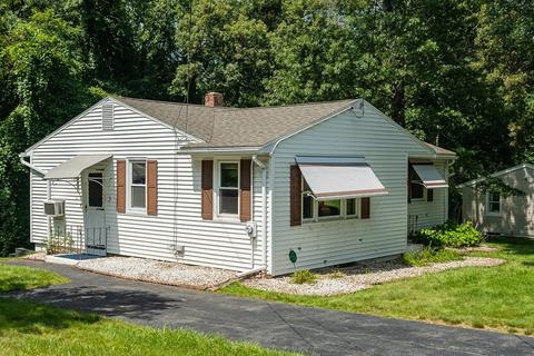 28 Hillside Dr, Springfield, MA 01118 photo 4
