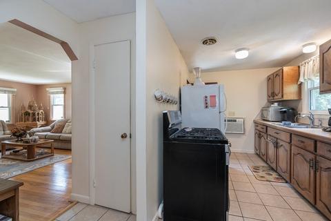 28 Hillside Dr, Springfield, MA 01118 photo 12