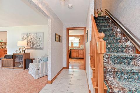 40 Scott Cir, Dedham, MA 02026 photo 2