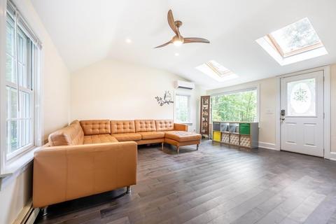 8 Hurlburt Rd, Reading, MA 01867 photo 3