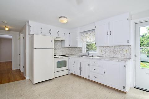 75 Rosella St, Springfield, MA 01118 photo 4