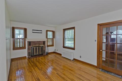 132 Parkerview St, Springfield, MA 01129 photo 3