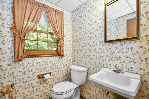 74 Crest Cir, Worcester, MA 01603 photo 9