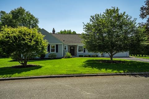 171 Overlook Dr, Springfield, MA 01118 photo 1