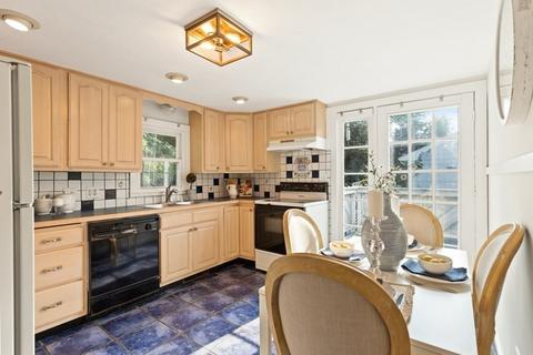 8 Blake St, Beverly, MA 01915 photo 13
