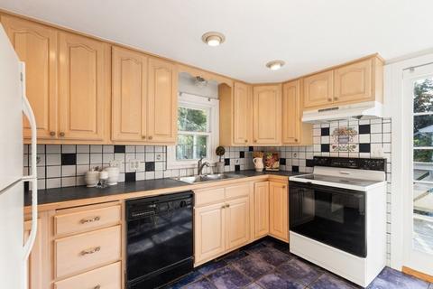 8 Blake St, Beverly, MA 01915 photo 17