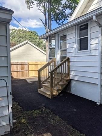 14 Schley St, Springfield, MA 01109 photo 4