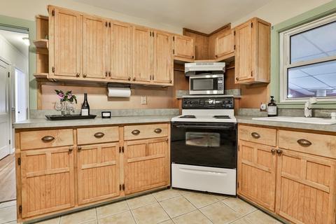 4 Spring St, Salisbury, MA 01952 photo 6