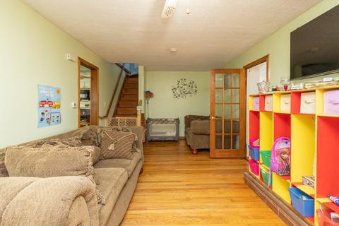 64 Saint James Cir, Springfield, MA 01104 photo 4