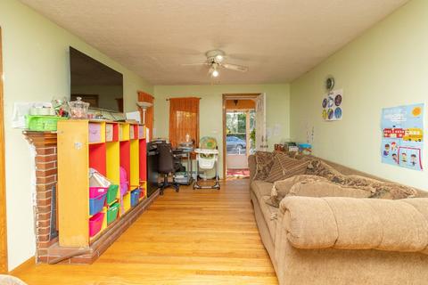64 Saint James Cir, Springfield, MA 01104 photo 5