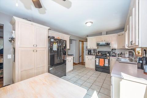 2 Shade Tree Ln, Acushnet, MA 02743 photo 6