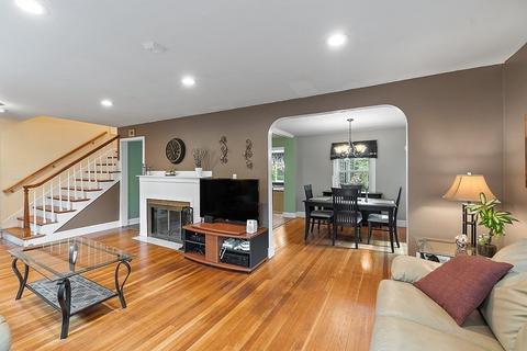 54 Pine St, Danvers, MA 01923 photo 2