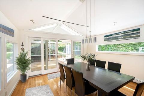 27 Cushing St, Hingham, MA 02043 photo 4