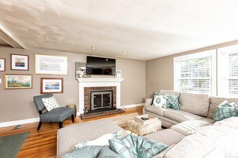 16 Beach St, Marblehead, MA 01945 photo 8