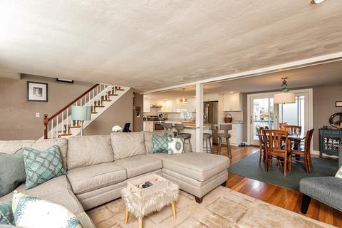 16 Beach St, Marblehead, MA 01945 photo 9