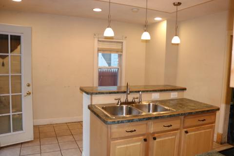 27 Reed St, Springfield, MA 01109 photo 4