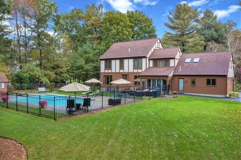 110 Hewitt Dr, Raynham, MA 02767 photo 4