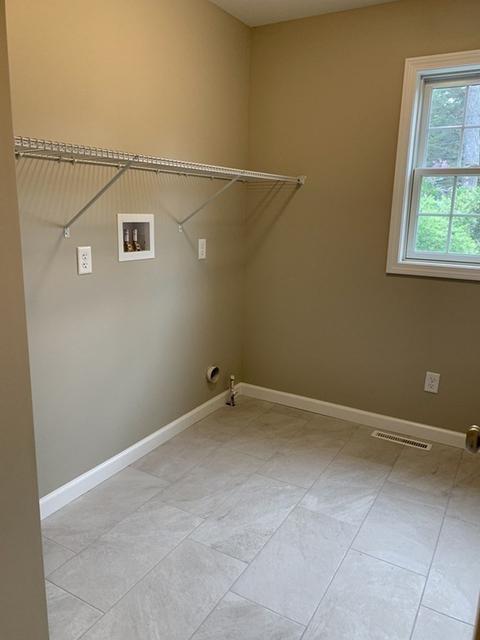 28 Howes St, Springfield, MA 01118 photo 8