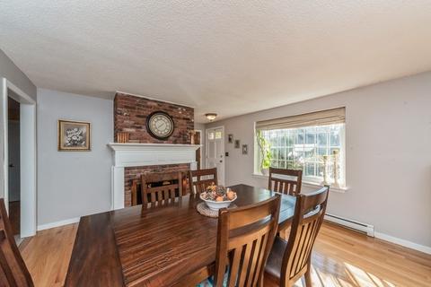 7 Stoddard St, Upton, MA 01568 photo 3