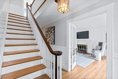 8 Tappan Rd, Wellesley, MA 02482 photo 2